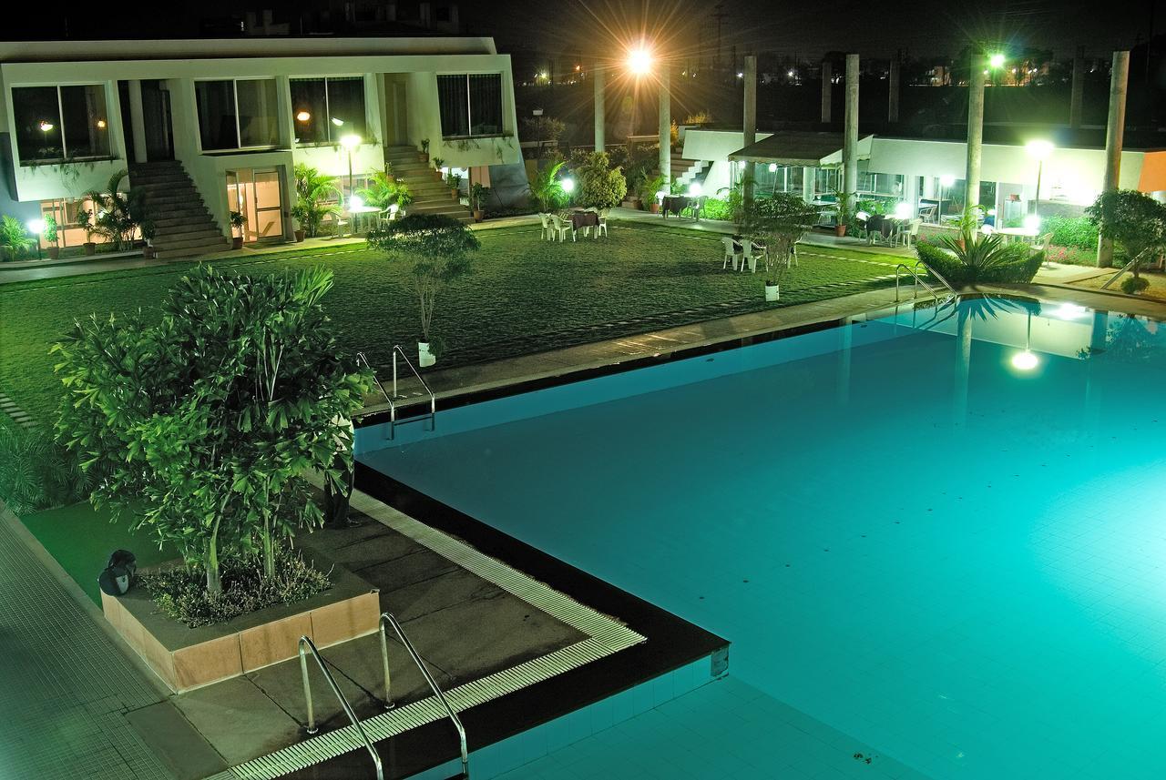 Hotel LCH Fitness Indore Exterior foto